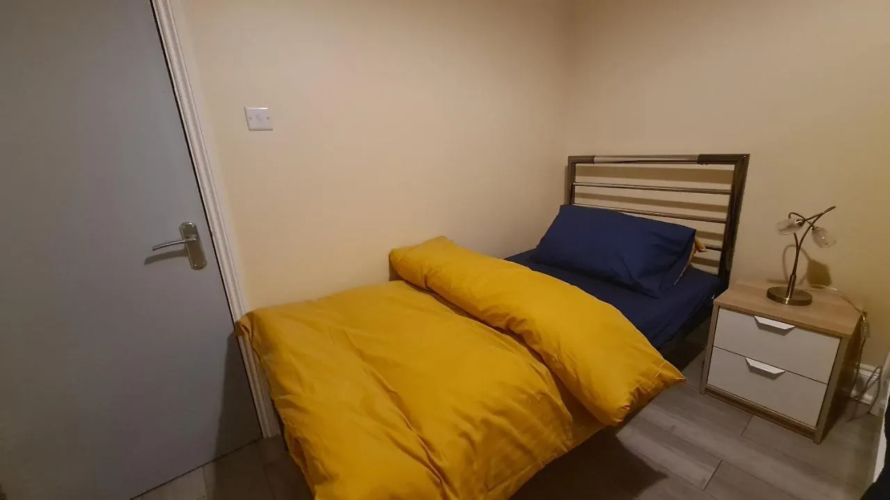 Entire 2 Bedroom Home/Flat In London, Central Line Apartment London