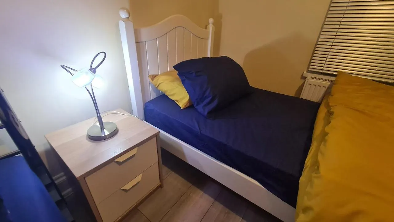 Apartment Entire 2 Bedroom Home/Flat In London, Central Line