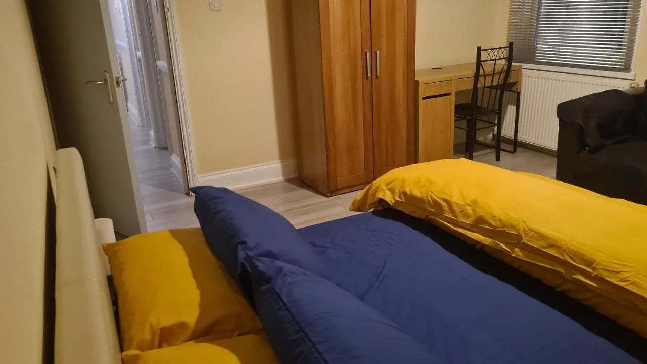 Entire 2 Bedroom Home/Flat In London, Central Line 0*, London