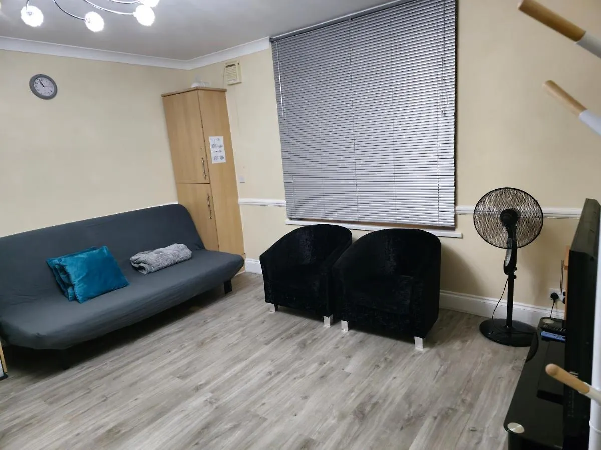 Apartment Entire 2 Bedroom Home/Flat In London, Central Line
