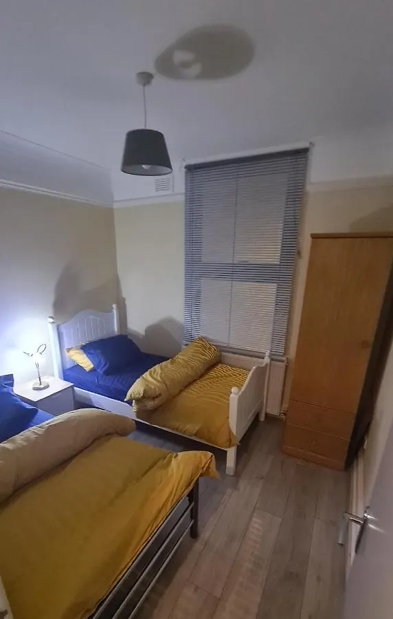 Entire 2 Bedroom Home/Flat In London, Central Line Apartment London
