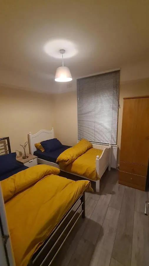 Entire 2 Bedroom Home/Flat In London, Central Line contacts