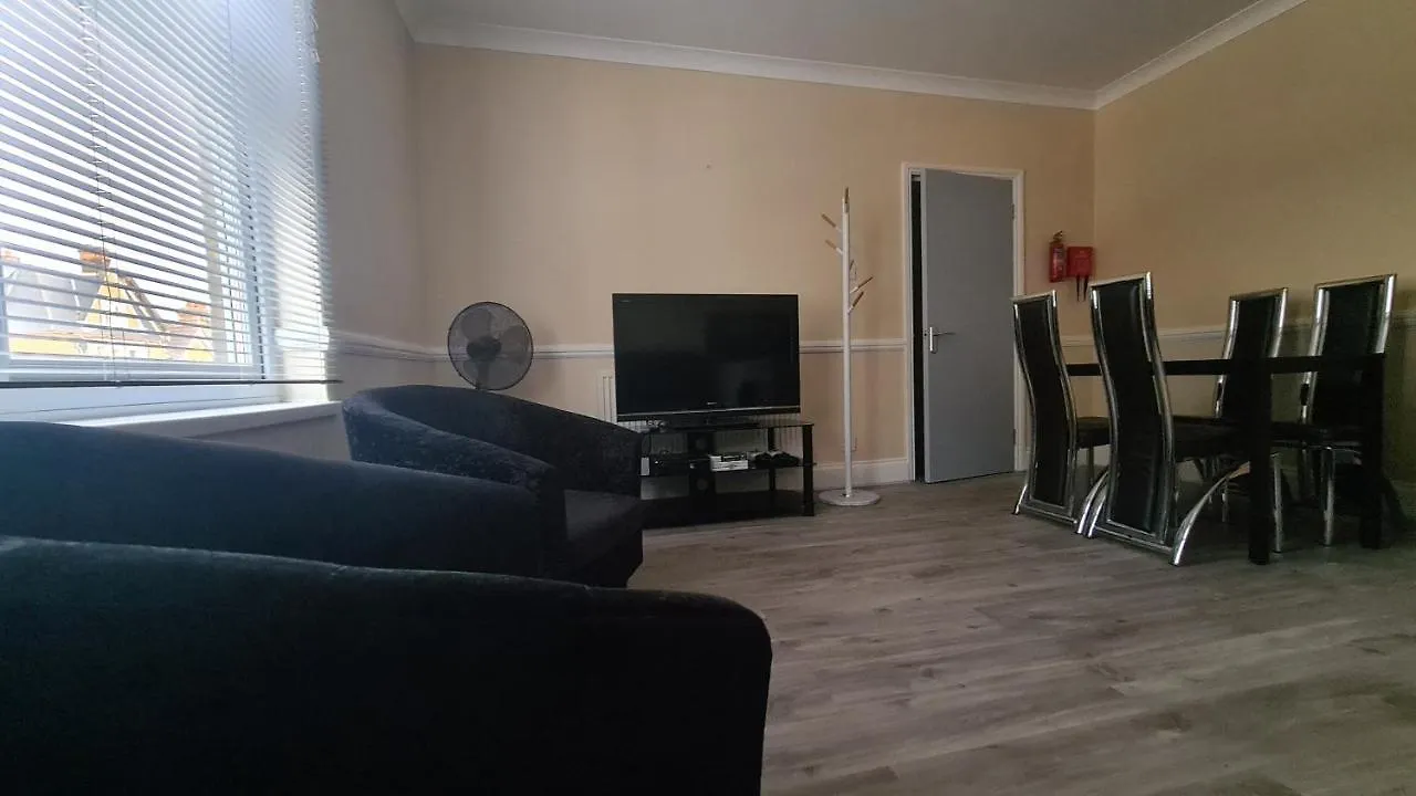 Entire 2 Bedroom Home/Flat In London, Central Line Apartment